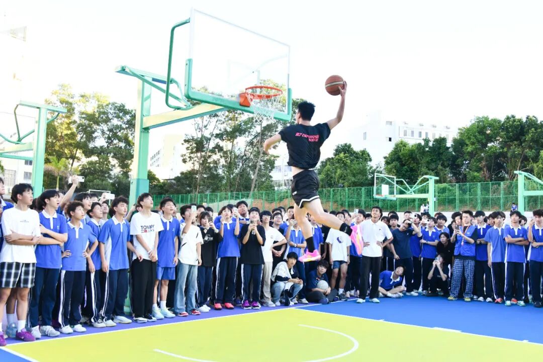 百万篮球博主空降深圳市携创高级技工学校！